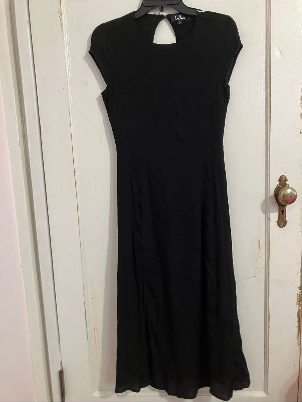 Lulu's Black Keyhole Cap-Sleeve Maxi Dress